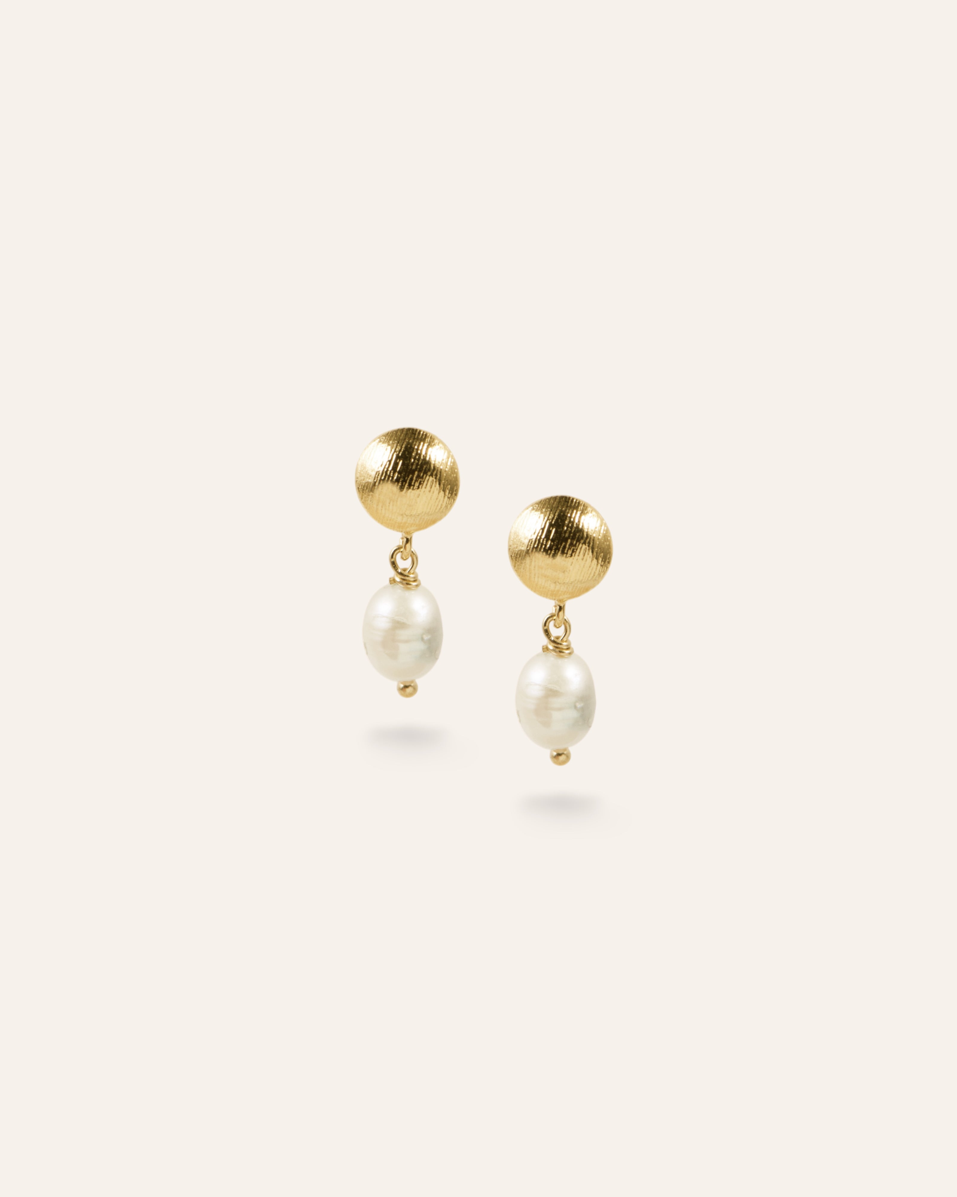 Pequeños pendientes de Perla Loren Bañado en Oro 24k / Perla